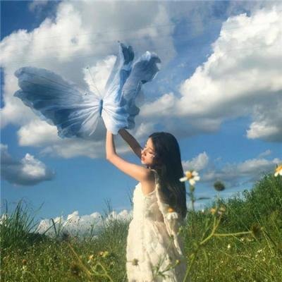 社交平台实拍：流量艺人官宣恋情引爆服务器，网友笑疯